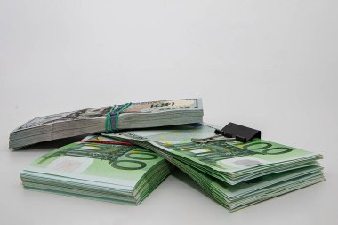 Beyaz arkaplanda ciltlenmiş 100 Euro 'luk banknot yığınları