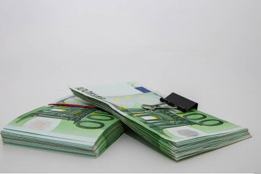 Beyaz arkaplanda ciltlenmiş 100 Euro 'luk banknot yığınları