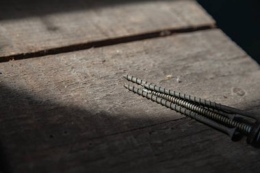 Kartondaki siyah vidaların dramatik ışık ve gölgede sanatsal düzenlemesi