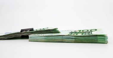 Beyaz fon kavramı, Avrupa para birimi, yatırım ve zenginlik üzerine 100 avroluk banknotlar serpiştirildi