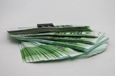 Dağıtılmış 100 Euro 'luk Banknotlar ve Binder Clip