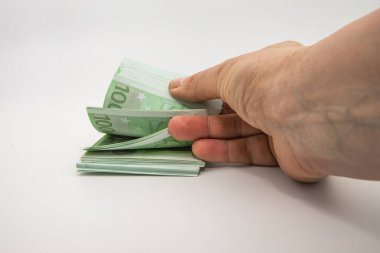 Beyaz Arkaplanda Avro Banknotları Yığını Sayılıyor