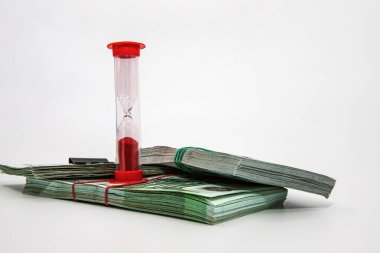 Avrupa Banknotları Yığını Üzerine Kırmızı Kum Saati Zaman Para Kavramı