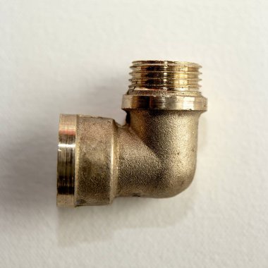 Pirinç 90 Derece Dirsek Borusu Tesisat ve Gaz Sistemleri İçin Sığıyor