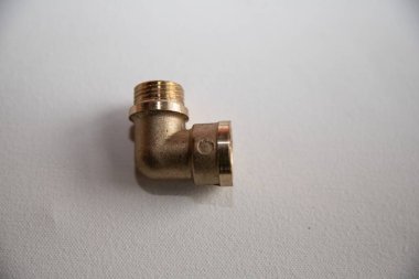 Pirinç 90 Derece Dirsek Borusu Tesisat ve Gaz Sistemleri İçin Sığıyor