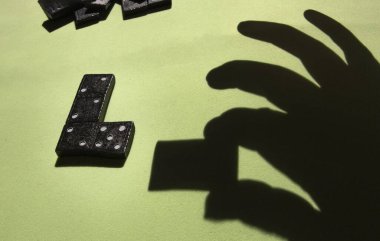 Domino Döşemeleri ve El Gölgesi Strateji ve Seçim Kavramı