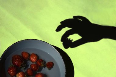 Kase ve El Gölgesi İçinde Çilek Ayartma ve Arzu Konsepti