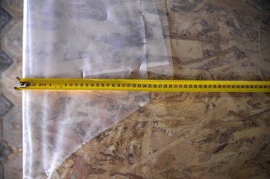 İnşaat planlama sırasında atölyedeki bant ve aletlerin ölçümü