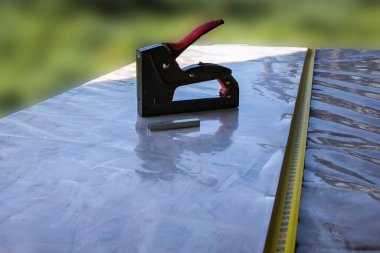 Plastik kaplı tahta üzerinde el yapımı zımba.