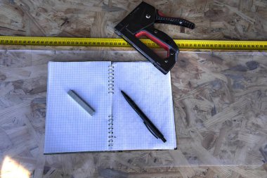 Zımba ve defter ile ahşap yüzeyde inşaat planlama araçları