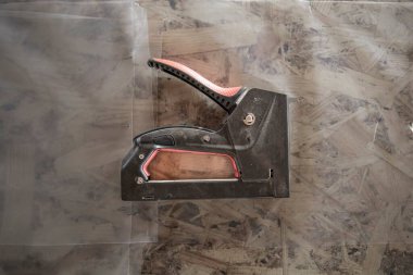 Plastik kaplı tahta üzerinde el yapımı zımba.