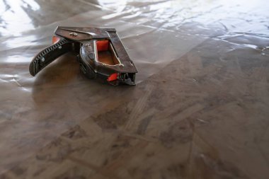 Plastik kaplı tahta üzerinde el yapımı zımba.