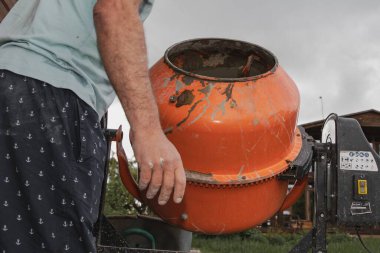 Göl kıyısında beton karıştırıcı. Kırık rıhtım ve sazlıklar var. Endüstri ve doğanın aksine.