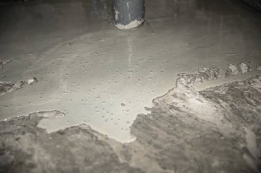 Lekeli ve nemli beton dokusu, inşaat malzemesi arka planı.