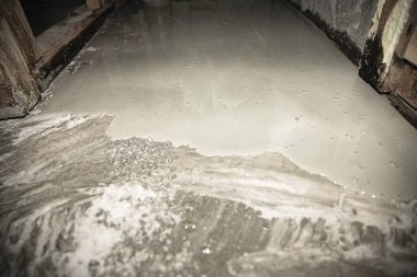 Lekeli ve nemli beton dokusu, inşaat malzemesi arka planı.