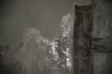 Lekeli ve nemli beton dokusu, inşaat malzemesi arka planı.