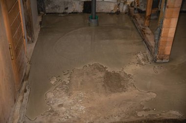 Islak beton zemin yenilenen ahşap binanın içine yeni döküldü.