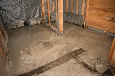 Islak beton zemin yenilenen ahşap binanın içine yeni döküldü.