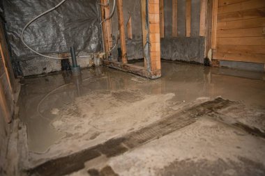 Islak beton zemin yenilenen ahşap binanın içine yeni döküldü.