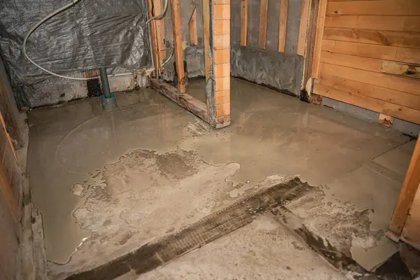 Islak beton zemin yenilenen ahşap binanın içine yeni döküldü.