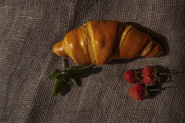 Kırsal arka planda naneli taze kruvasan.