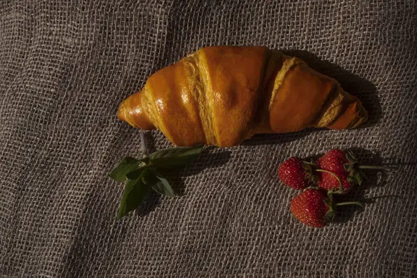 Kırsal arka planda naneli taze kruvasan.