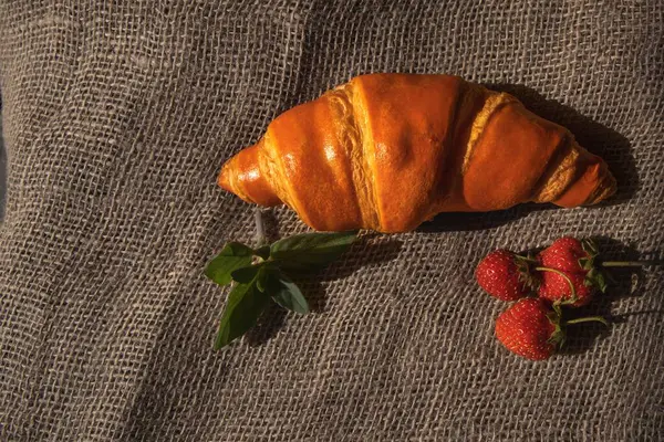 Kırsal arka planda naneli taze kruvasan.