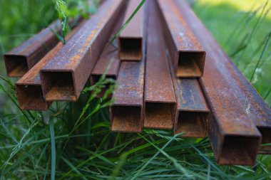 Uzun Paslı Çelik kiriş Yeşil Çimlerde Duvar ve Yaban çiçekleriyle