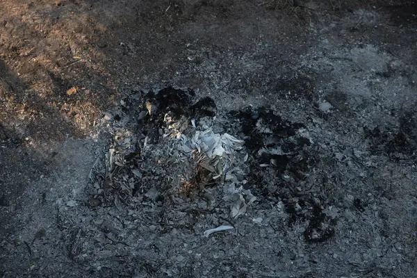 Yanmış küller ve yanmış molozlar. Ardışık dokuyu ateşle