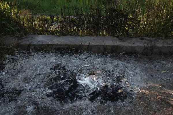 Yanmış küller ve yanmış molozlar. Ardışık dokuyu ateşle