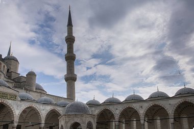 Türkiye 'nin İstanbul kentindeki Süleyman Camii' nin avlusundaki turistler. Fotoğraf 10 Nisan 2025 'te çekildi. Sadece editör kullanımı.