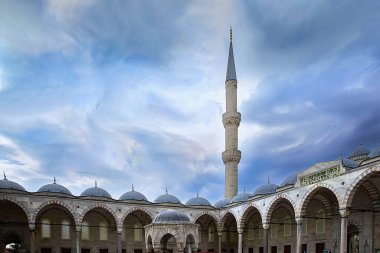 Türkiye 'nin İstanbul kentindeki Süleyman Camii' nin avlusundaki turistler. Fotoğraf 10 Nisan 2025 'te çekildi. Sadece editör kullanımı.