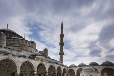 Türkiye 'nin İstanbul kentindeki Süleyman Camii' nin avlusundaki turistler. Fotoğraf 10 Nisan 2025 'te çekildi. Sadece editör kullanımı.