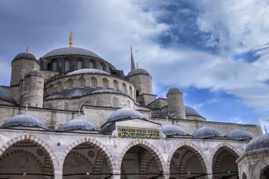 Türkiye 'nin İstanbul kentindeki Süleyman Camii' nin avlusundaki turistler. Fotoğraf 10 Nisan 2025 'te çekildi. Sadece editör kullanımı.