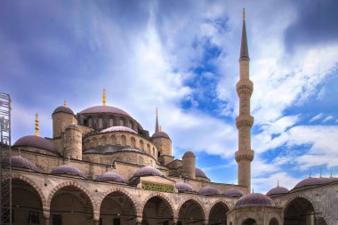 Türkiye 'nin İstanbul kentindeki Süleyman Camii' nin avlusundaki turistler. Fotoğraf 10 Nisan 2025 'te çekildi. Sadece editör kullanımı.