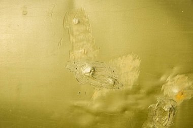 Soyulmuş ve çatlamış bölgeleri olan yeşil boyalı yüzeye yakın plan. Yaşlanmış, yıpranmış doku arka planlar, grunge tasarımı, vintage efektler veya yapıyla ilgili kavramlar için idealdir..