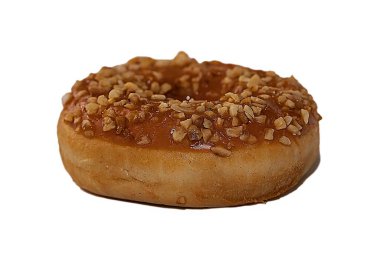 Beyaz arka planda ezilmiş fındıklı karamel çöreğin yakın çekimi. Tatlı tatlı atıştırmalık, fırın reklamları, fast food menüsü ve hamur temalı içerik için mükemmel..