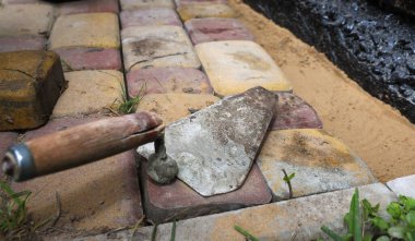 Kum tabanının yakınındaki kaldırım taşlarının üzerine uzanmış eski bir mala ve su geçirmez bir temel.