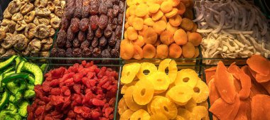 Geleneksel bir pazar veya baharat pazarında simetrik sırada dizilmiş renkli baharat ve otların canlı seçimi. Yemek pişirme, yemek malzemeleri, kültür ve seyahat temaları için mükemmel bir görüntü..