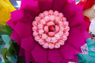 Şekerlemelerden, jöle şekerlerinden ve çiçek yaprakları gibi sıralanmış şekerlerden oluşan canlı bir buketin yakın çekimi. Kutlama, hediyelik eşya dükkanı, doğum günü ya da Sevgililer Günü teması için mükemmel..