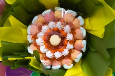 Jöleli şeker ve kırmızı meyan kökü karışımı berrak bir şeker kutusunda. Şeker dükkanları, çocuk etkinlikleri veya şekerleme temaları için ideal.