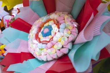 Jöleli şeker ve kırmızı meyan kökü karışımı berrak bir şeker kutusunda. Şeker dükkanları, çocuk etkinlikleri veya şekerleme temaları için ideal.