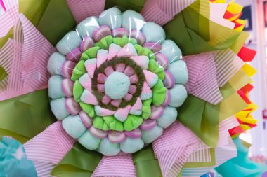 Jöleli şeker ve kırmızı meyan kökü karışımı berrak bir şeker kutusunda. Şeker dükkanları, çocuk etkinlikleri veya şekerleme temaları için ideal.