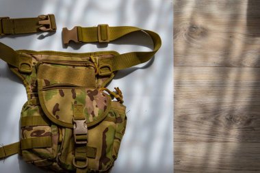 Askeri tarzda kamuflaj çantası ve taktik kemer. Eğitim ya da simülasyon için askeri teçhizat yakın çekim. Sadece editör kullanımı.