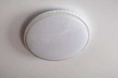 Buzlu, yuvarlak ve kristal kaplamalı çağdaş tavan lambası. Ev ya da ofis iç mekanları için minimalist tasarım, enerji tasarruflu LED ışıklandırma kavramı.