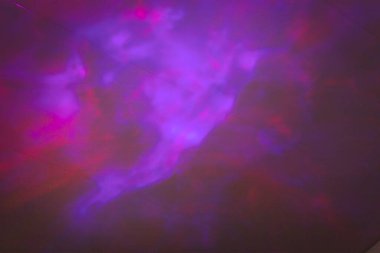 Bir nebula ya da kozmik buluta benzeyen mor ve pembe tonlarda parlayan soyut bir ışık. Geçmişler, yaratıcı projeler, duvar kağıtları ve fütürist veya bilim kurgu tasarımları için ideal.