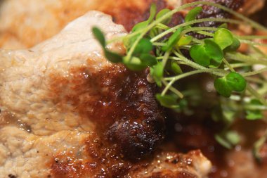 Sulu ızgara tavuk, altın rengi çıtır deri ve taze mikro yeşillikler. Lezzetli ev yemeği konsepti..