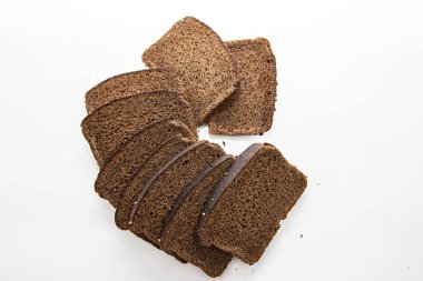 Beyaz arka planda sıralanmış koyu çavdar ekmeği dilimleri. Taze ev yapımı ekmek, sağlıklı yiyecek, fırın konsepti, geleneksel mutfak malzemesi, baskı ve tasarım için izole edilmiş..