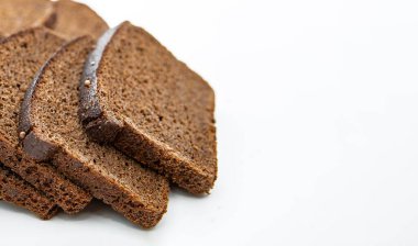 Beyaz arka planda sıralanmış koyu çavdar ekmeği dilimleri. Taze ev yapımı ekmek, sağlıklı yiyecek, fırın konsepti, geleneksel mutfak malzemesi, baskı ve tasarım için izole edilmiş..