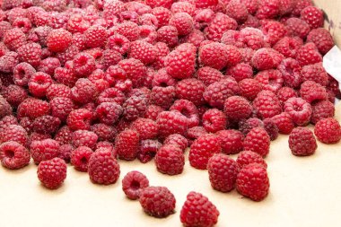 Sağlıklı Gıda ve Organik Pazar İçin Taze Olgun Ahududu Yakın plan